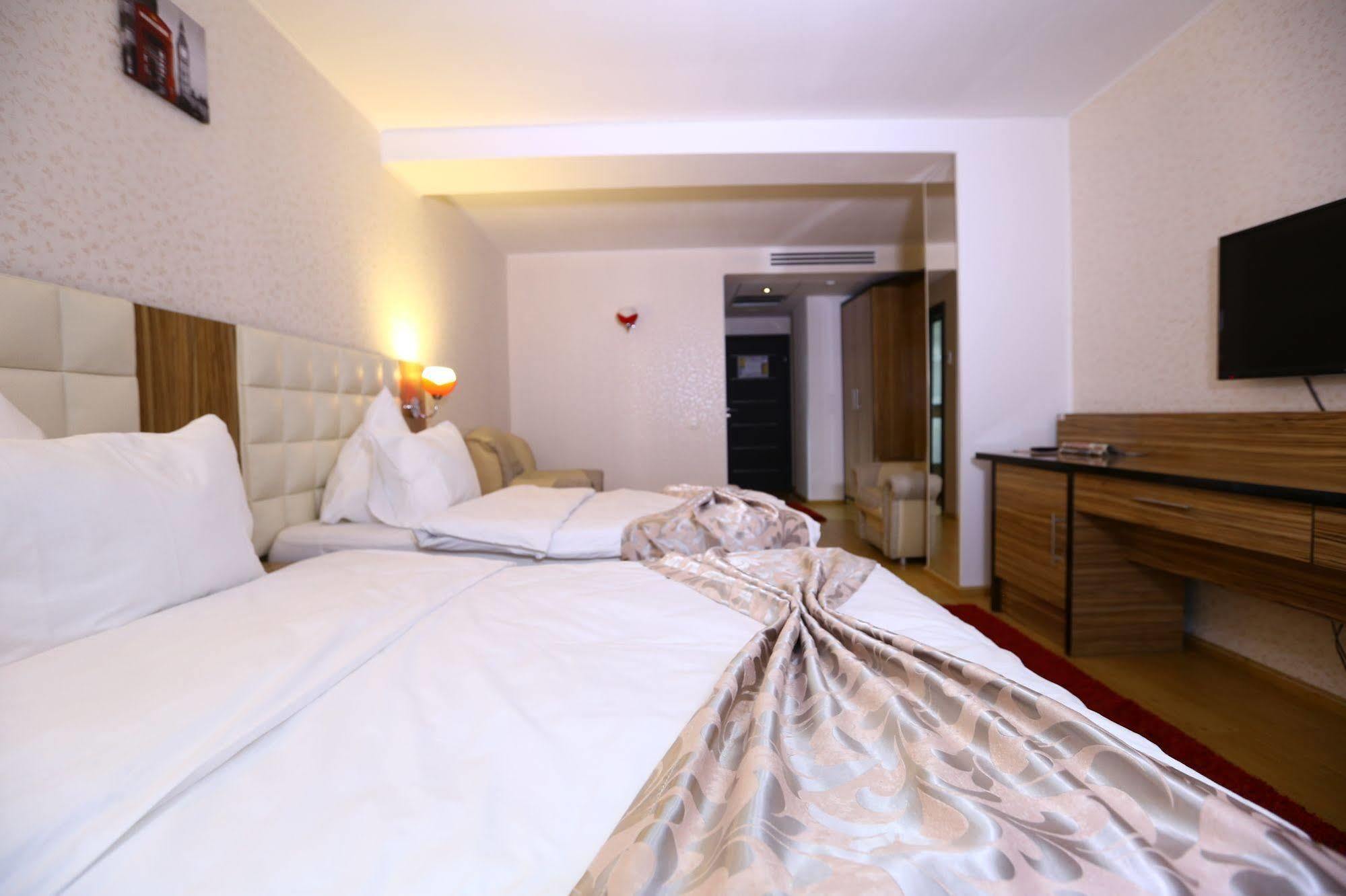 Hotel Articus Craiova Esterno foto